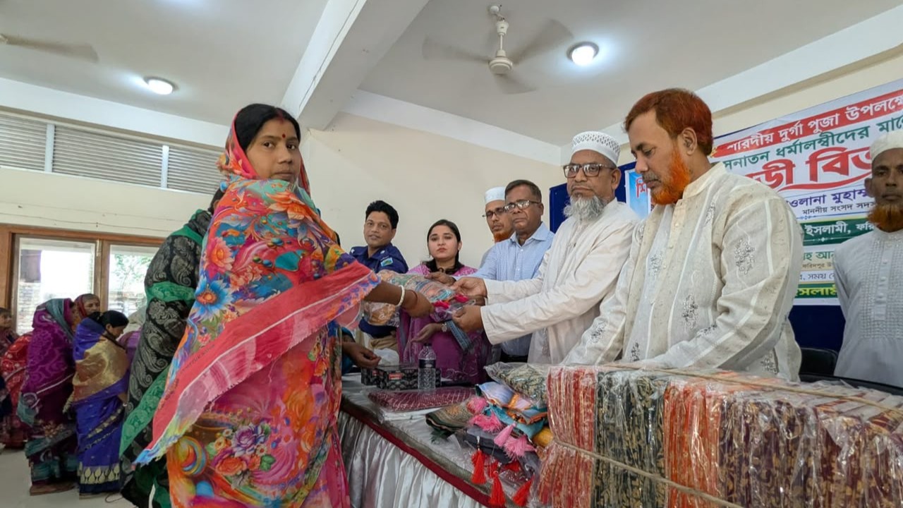 পাবনায় শারদীয় দুর্গাপূজা উপলক্ষে দরিদ্র মহিলাদের মাঝে শাড়ি বিতরণ